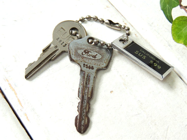 【カリフォルニア・SUS 599】黒ナンバープレート型 ・ヴィンテージ・キーホルダー+Ford鍵
