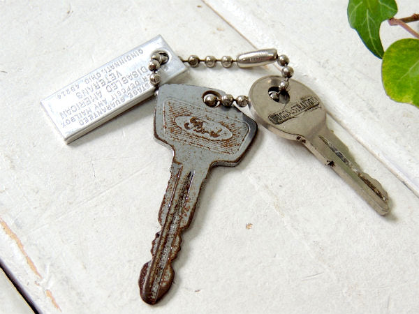 【カリフォルニア・SUS 599】黒ナンバープレート型 ・ヴィンテージ・キーホルダー+Ford鍵