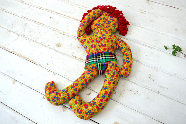 レトロポップ・花柄ファブリック製・ハンドメイド・ヴィンテージ・ピロードール・ぬいぐるみ・オモチャ