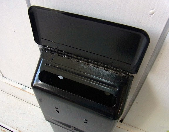 メタル製・黒色の縦型・ヴィンテージ・メールボックス/ポスト/郵便受け USA