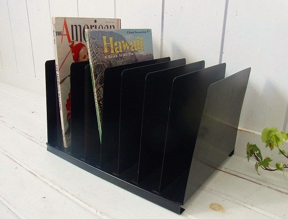 工業系の仕切り付き・黒色・メタル製・ヴィンテージ・書類スタンド/ブックスタンド USA