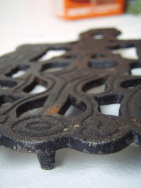 アイアン製のアンティーク・鍋しき/トリベット　USA