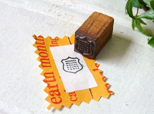 ミリオンダラーラウンドテーブル 木製 メタル製 小さなヴィンテージ スタンプ USA