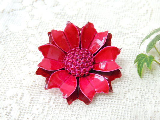 【ラズベリーレッド】フラワーモチーフ・立体デザイン・ヴィンテージ・ブローチ/アクセサリー USA