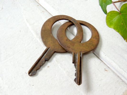 【ダブル】デザイン・お洒落なアンティーク・真鍮製・鍵・キー