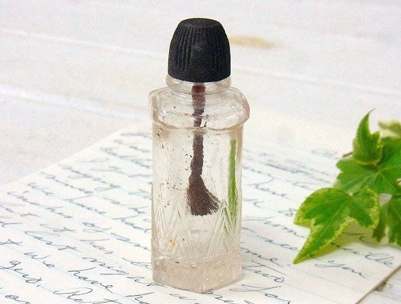 マニキュアの刷毛付き・小さな6角形のアンティーク・ガラス瓶/ガラスボトル USA