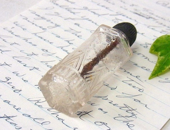 マニキュアの刷毛付き・小さな6角形のアンティーク・ガラス瓶/ガラスボトル USA