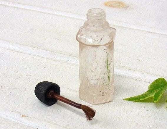 マニキュアの刷毛付き・小さな6角形のアンティーク・ガラス瓶/ガラスボトル USA