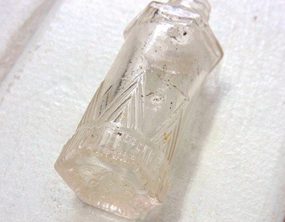 マニキュアの刷毛付き・小さな6角形のアンティーク・ガラス瓶/ガラスボトル USA