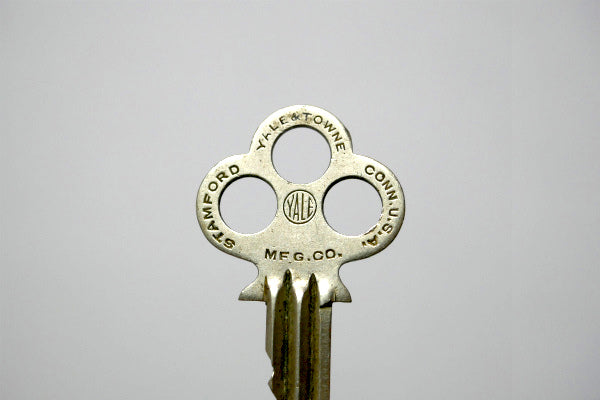 452 YALE&TOWNE 三つ穴・アンティーク USA スタンフォード・Key・キー・鍵