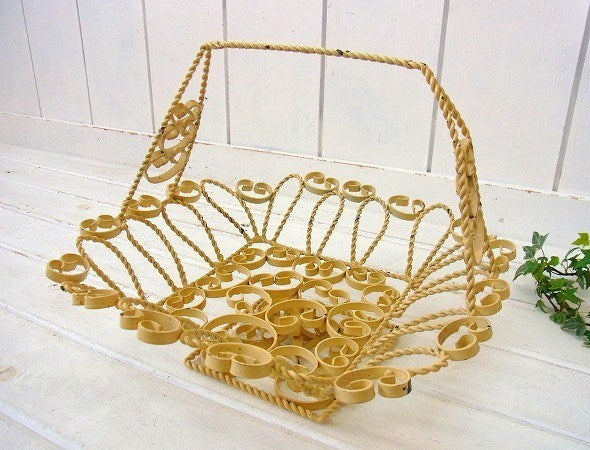 クリームトーン・脚付き・アイアン製・アンティーク・バスケット・フルーツバスケット・店内装飾