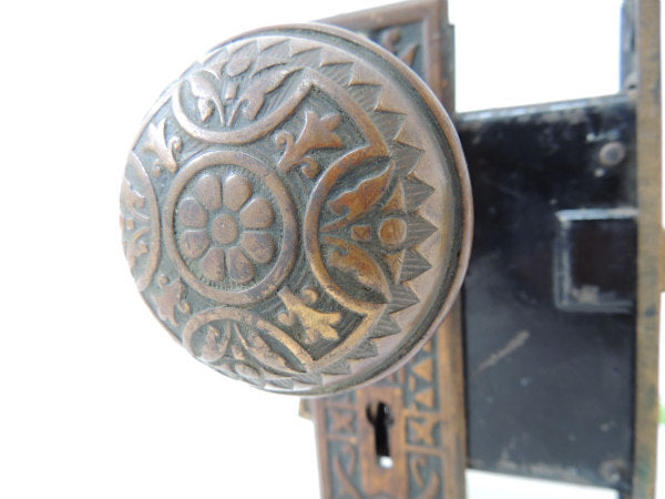 ユリの紋章&花柄・ラッチバックセット・真鍮製・アンティーク・ドアノブ/ドアレバー USA