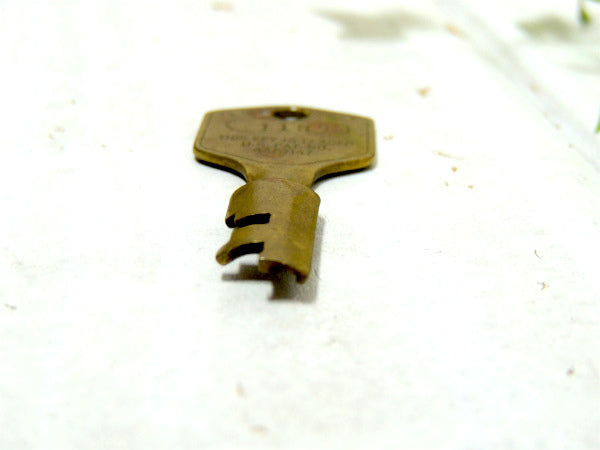 【SUPRA PRODUCTS INC】お洒落な形の真鍮製・ヴィンテージ・鍵・キー