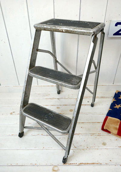 USA インダストリアル・シルバートーン・メタル製・ヴィンテージ・ステップラダー・脚立・DIY