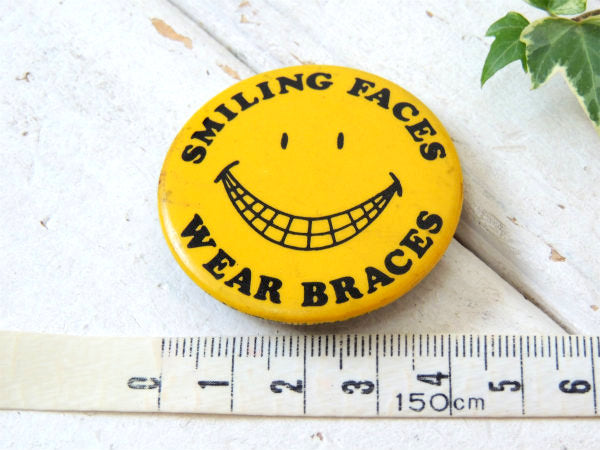 スマイル 1970s SMILING FACES WEAR BRACES ヴィンテージ・缶バッジ