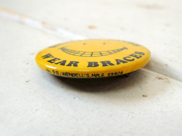 スマイル 1970s SMILING FACES WEAR BRACES ヴィンテージ・缶バッジ