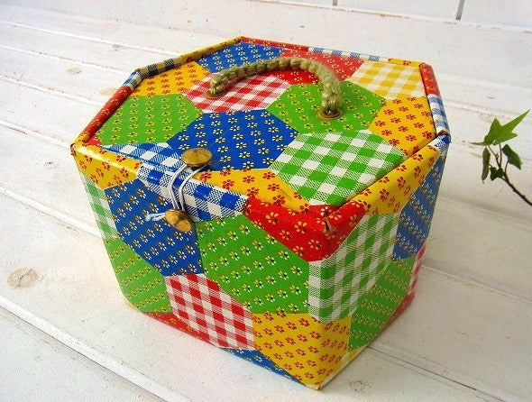 アメリカ製!カラフルなパッチワーク柄・厚紙製・2段式・ヴィンテージ・ソーイングボックス/裁縫箱