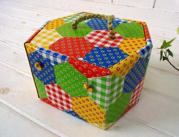 アメリカ製!カラフルなパッチワーク柄・厚紙製・2段式・ヴィンテージ・ソーイングボックス/裁縫箱