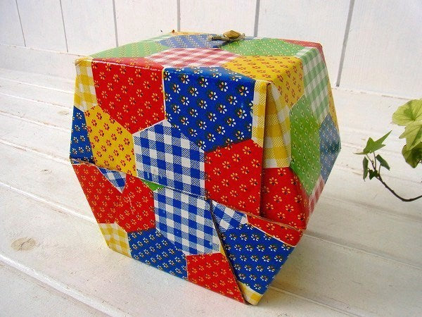 アメリカ製!カラフルなパッチワーク柄・厚紙製・2段式・ヴィンテージ・ソーイングボックス/裁縫箱