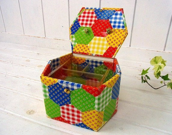アメリカ製!カラフルなパッチワーク柄・厚紙製・2段式・ヴィンテージ・ソーイングボックス/裁縫箱