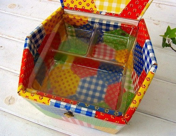 アメリカ製!カラフルなパッチワーク柄・厚紙製・2段式・ヴィンテージ・ソーイングボックス/裁縫箱