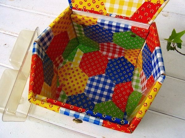 アメリカ製!カラフルなパッチワーク柄・厚紙製・2段式・ヴィンテージ・ソーイングボックス/裁縫箱