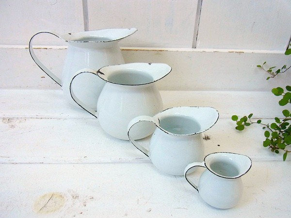 白色の小さなアンティーク・ホーローピッチャー・4つセット　USA