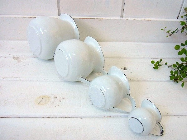 白色の小さなアンティーク・ホーローピッチャー・4つセット　USA