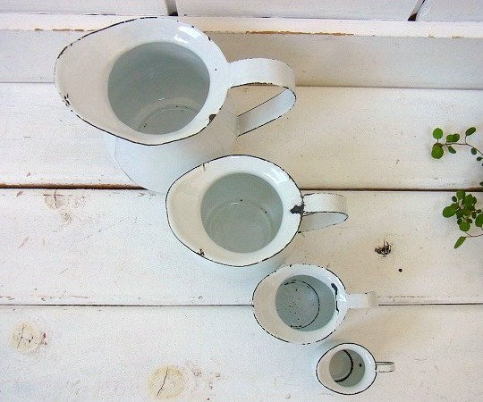 白色の小さなアンティーク・ホーローピッチャー・4つセット　USA