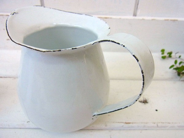 白色の小さなアンティーク・ホーローピッチャー・4つセット　USA