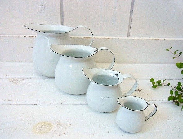 白色の小さなアンティーク・ホーローピッチャー・4つセット　USA