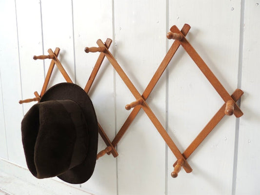 時を重ねた古い木製・ジャバラ式・ヴィンテージ・ハットラック・コートフック・インテリア