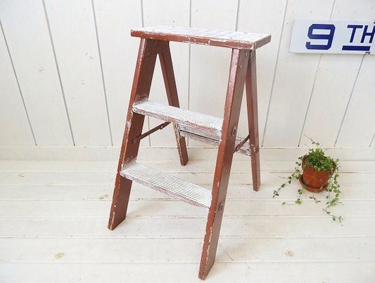 USA!白いペンキでペイントされた木製・ヴィンテージ・ステップラダー/脚立/ウッドラダー
