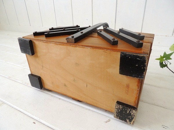 ポーランド製・小さな脚付き・木製・アンティーク・ソーイングボックス/裁縫箱