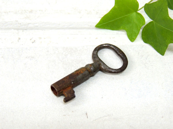 【ノスタルジックな雰囲気】ちいさな・アンティーク・アイアン製・キー・鍵・USA
