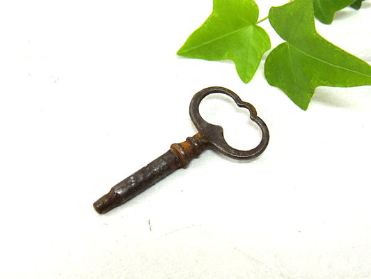 【アイアン製・鍵】お洒落なハンドルデザイン・OLD・アンティークキー・USA