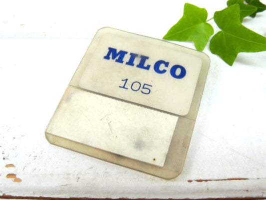 【MILCO・105】ヴィンテージ・プラスチック製・バッジ・アドバタイジング