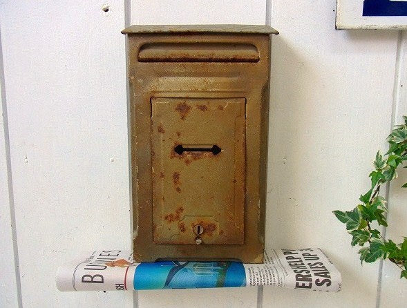 新聞受け付き・ゴールド色・ティン製・アンティーク・メールボックス/郵便受け/ポスト USA