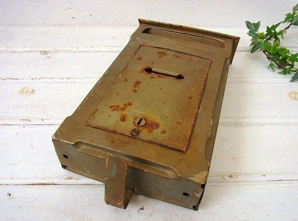 新聞受け付き・ゴールド色・ティン製・アンティーク・メールボックス/郵便受け/ポスト USA