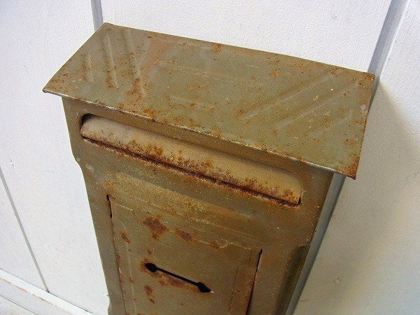 新聞受け付き・ゴールド色・ティン製・アンティーク・メールボックス/郵便受け/ポスト USA