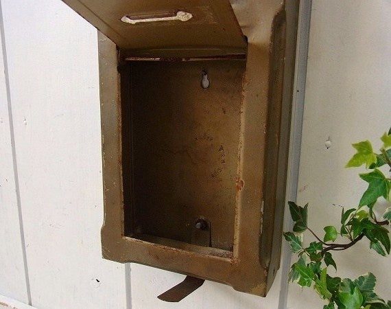 新聞受け付き・ゴールド色・ティン製・アンティーク・メールボックス/郵便受け/ポスト USA