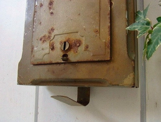 新聞受け付き・ゴールド色・ティン製・アンティーク・メールボックス/郵便受け/ポスト USA