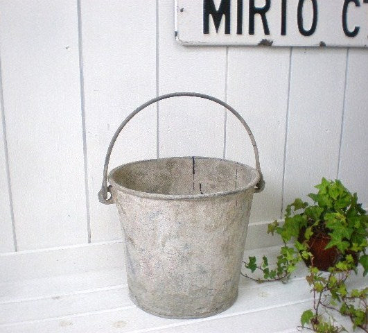 USA　ジャンクなブリキ製ヴィンテージ・バケツ/ガーデニング