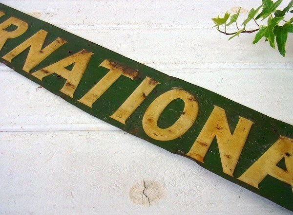 【インターナショナル】ブリキ製・ヴィンテージ・サイン/看板/ジャンク　USA