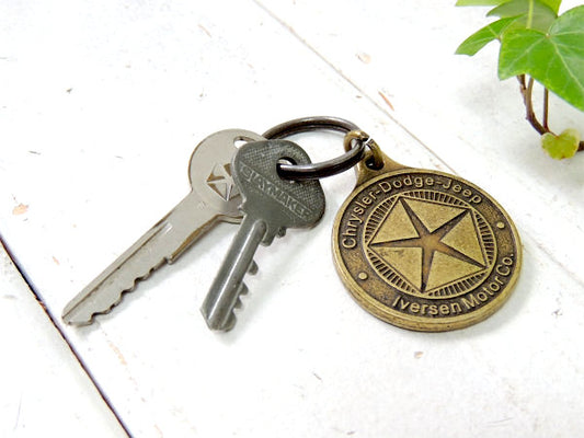 【クライスラー・アメ車】ダッジ&ジープ・ヴィンテージ・メダル型・キーホルダー・鍵2本付き・モーター系