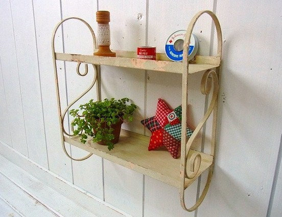 アイボリー色のシャビーなアンティーク・2段シェルフ/飾り棚/ウォールシェルフ　USA