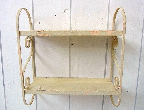 アイボリー色のシャビーなアンティーク・2段シェルフ/飾り棚/ウォールシェルフ　USA