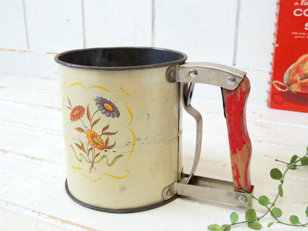 ANDROCK社 花柄・ティン×木製ハンドル・50s アンティーク・シフター 粉ふるい キッチン雑貨