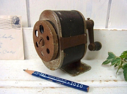 ノスタルジックなアンティーク・ペンシルシャープナー/鉛筆削り　USA