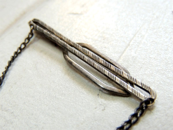 【細工模様・ダブルライン】チェーン付き・アンティーク&ヴィンテージ・タイピン・シルバー・USA